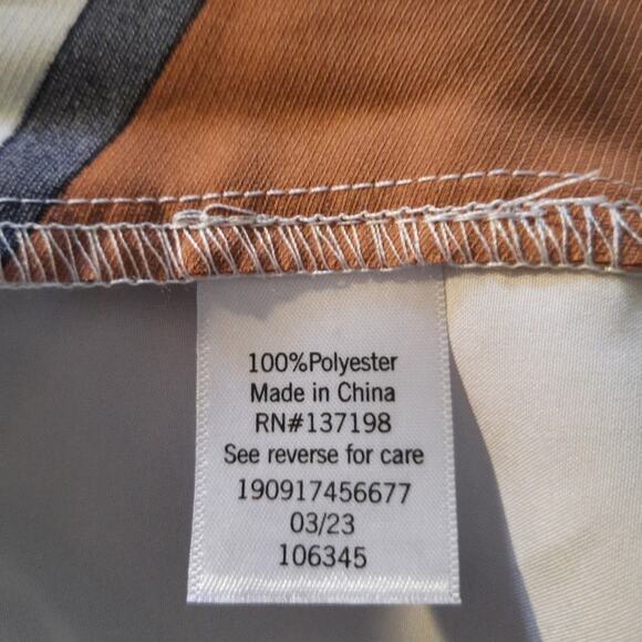 Chic Black and White Geometric Midi Dress - Picture 6 of 12